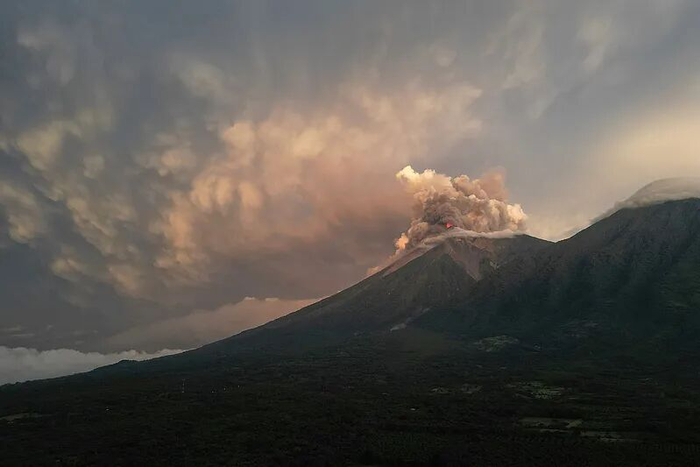 【蜗牛棋牌】危地马拉火山持续喷发50小时:熔岩沿山坡倾泻而下,火山灰、碎屑和高温气体形成的喷发柱高达数千米