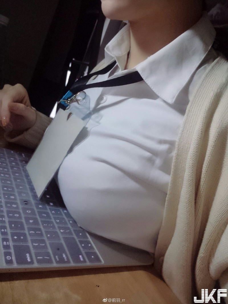 【蜗牛棋牌】好胸！壞脾氣正妹「乳壓鍵盤」放好放滿，看得我都要喘不過氣了….