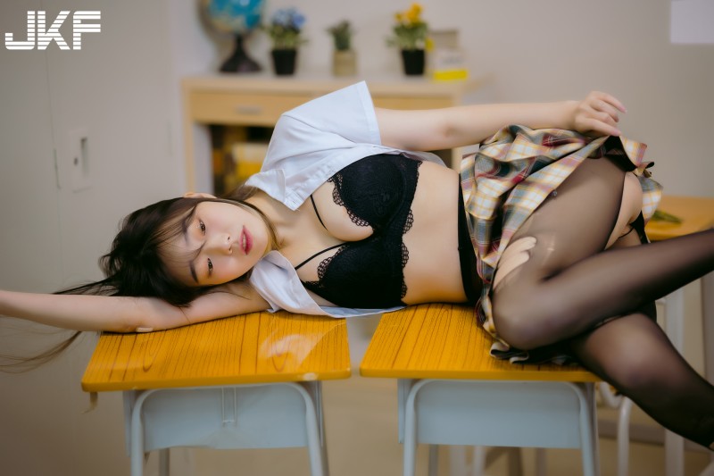 【蜗牛棋牌】放課後的誘惑！巨乳女學生「以馨」課後大解放，短裙黑絲裡春光無限！