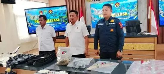 【蜗牛棋牌】印尼警方认定中国男子是猎杀玳瑁嫌疑人，最高可判15年 警方已查获中文调料、海龟骨骼与鳞片等物证，将对两离境同伴申请红色通缉令