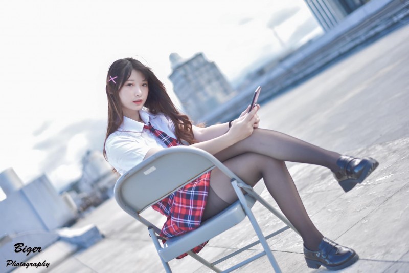 【蜗牛棋牌】情純制服妹「欣欣 SinSin」學院風制服+透膚黑絲這組合太暴力　嘴角滲出淺淺微笑超夢幻