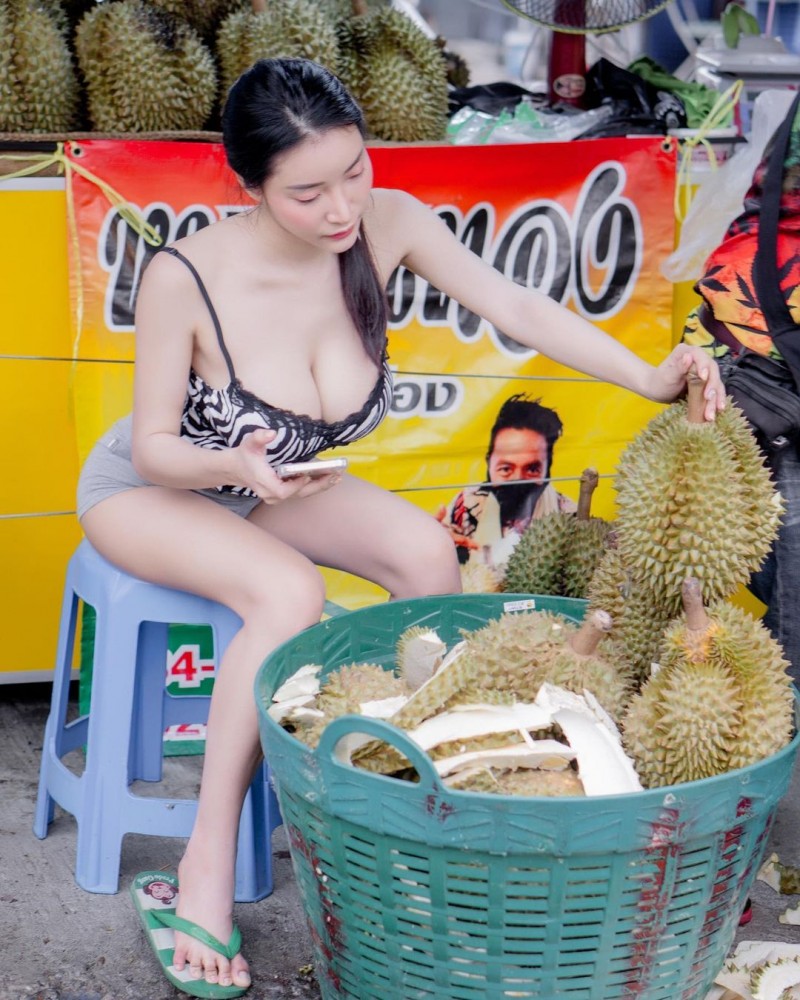 【蜗牛棋牌】市集發現「榴蓮老闆娘」超胸身材引熱議！完美車頭燈視角超性感