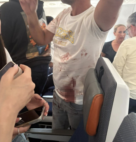 【蜗牛棋牌】迪拜航空事件机长曾放弃家族生意,19岁学飞行,累计9750小时飞行时长,此前涉嫌刺伤机长的副驾驶承认,意图是“在以色列坠毁该飞机”